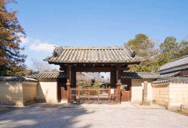 Nara, Japan-januari 31, 2016: Traditionele Japaness poort en gebouw op Nara tuin — Stockfoto