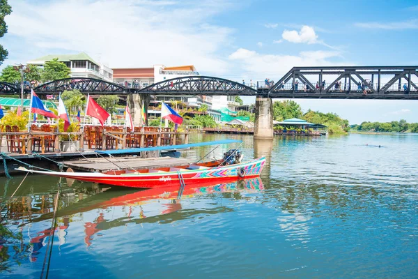 KANCHANABURI, TAILANDIA - 14 de agosto de 2017: El puente del río Kwai famoso por la historia en la segunda guerra wold en Kanchanaburi, Tailandia —  Fotos de Stock