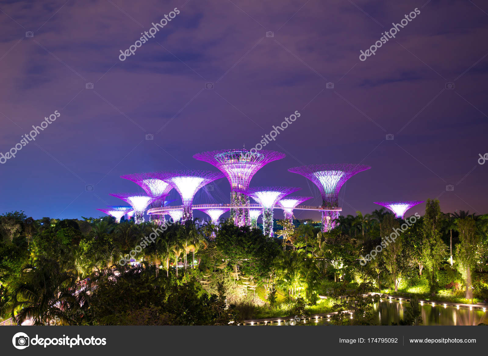 Night View Of Supertree Garden Garden By The Bay Singapore Stock Editorial Photo C Khuntapoldep 174795092