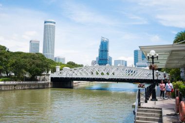 Singapur - 05 Kasım 2017: Anderson Köprüsü'nde Singapur Nehri 