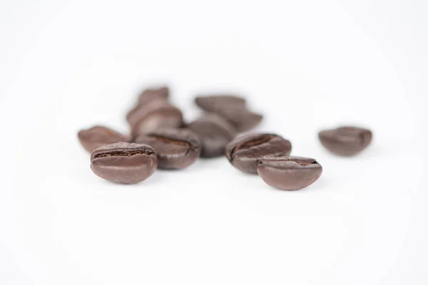 Cerrado granos de café en blanco — Foto de Stock