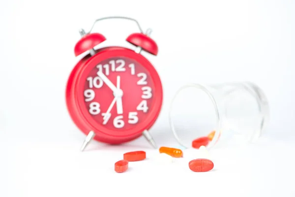 Geneeskunde tablet, verstrekking van glas en rode klok Toon geneeskunde ti — Stockfoto