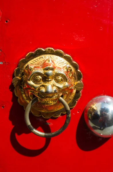 Закрытая ручка двери в стиле chiness на красном — стоковое фото