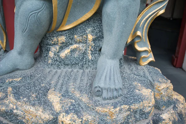 Статуя китайского бога в храме и музее зубной реликвии Будды в Чайнатауне в Сингапуре — стоковое фото