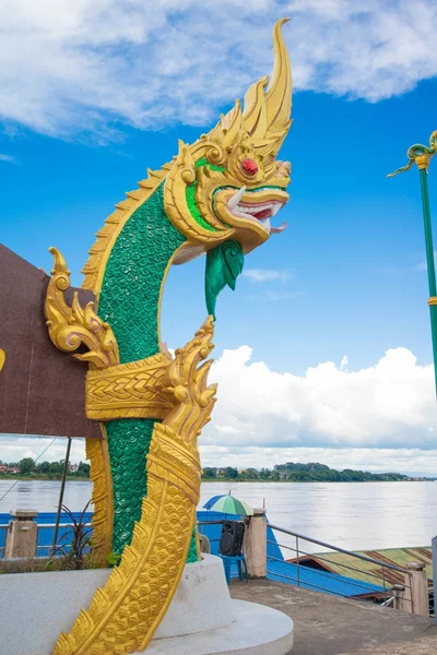 Estatua de serpiente o Naga un símbolo del budismo —  Fotos de Stock