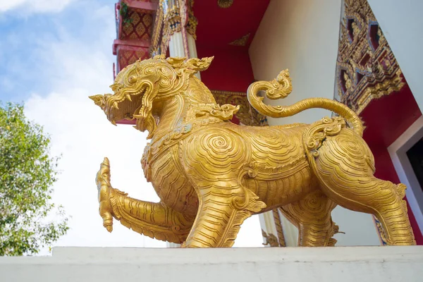 Standbeeld van de Leeuw in de tempel van Thailand — Stockfoto
