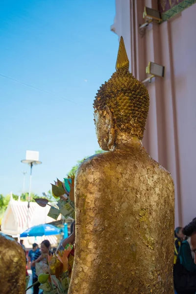 Guld buddha i templet — Stockfoto