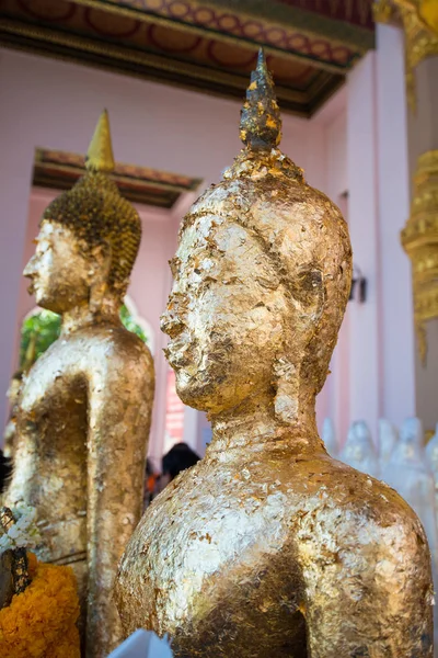 ZAMKNIĘTA się Budda twarz zawierają złoty liść — Zdjęcie stockowe