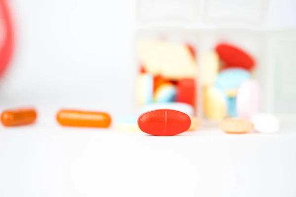 Таблетки в коробке с таблетками — стоковое фото
