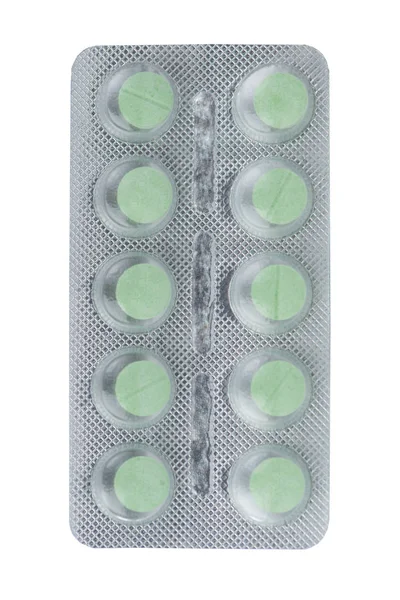 Grüne Medikamententablette in Blisterverpackung auf weiß — Stockfoto
