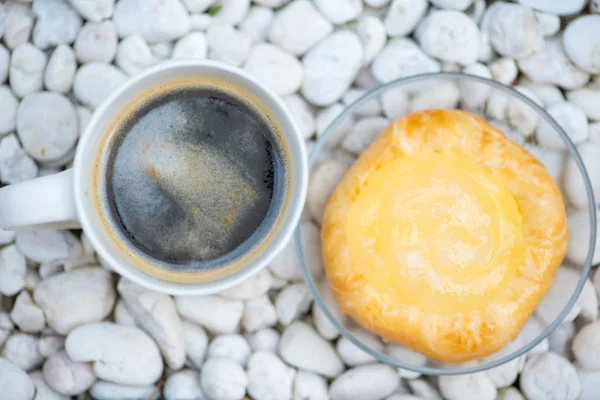 Fechado xícara de café e frutas padaria no chão de rocha branca — Fotografia de Stock
