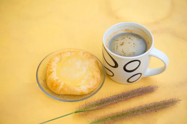 Xícara de café e potes de torta de palma de pelúcia no prato — Fotografia de Stock