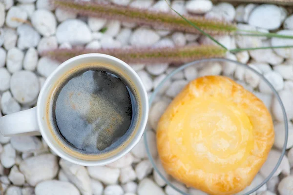 Xícara de café no chão de rocha branca — Fotografia de Stock