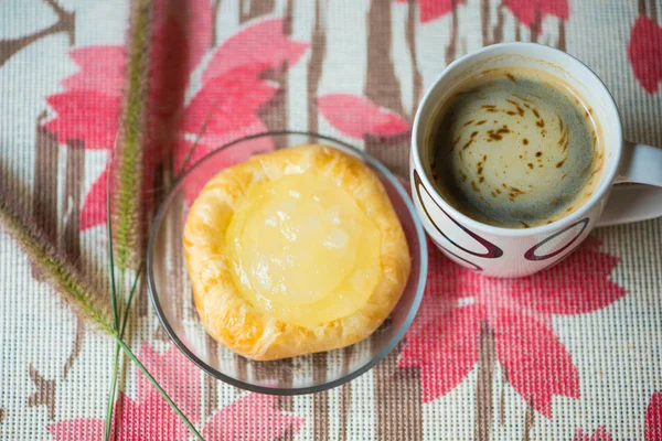 Xícara de café e potes de torta de palma de pelúcia no prato — Fotografia de Stock