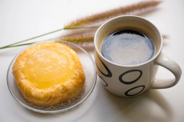 Xícara de café e potes de torta de palma de pelúcia no prato — Fotografia de Stock