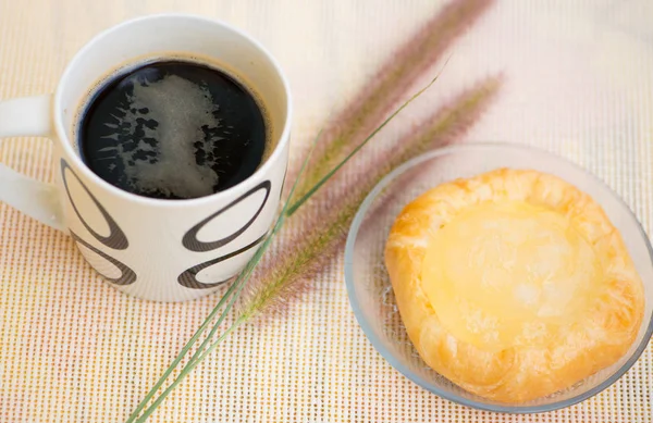 Fechado xícara de café e padaria de frutas — Fotografia de Stock