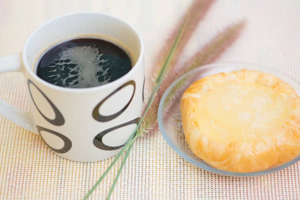 Fechado xícara de café e potes de torta de palma de pelúcia no prato — Fotografia de Stock