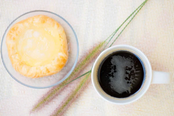 Fechado xícara de café e potes de torta de palma de pelúcia no prato — Fotografia de Stock