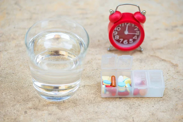 红色闹钟, 每日药丸盒和玻璃水显示医学 — 图库照片
