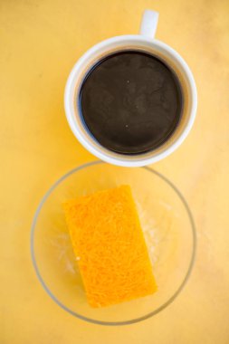 Üst görünüm kahve ve altın konuları kek bir fincan