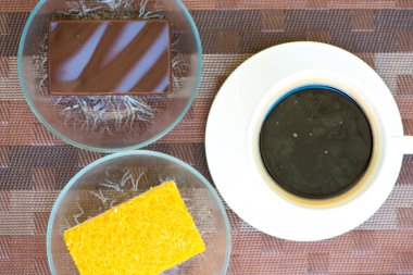 Bir fincan kahve ve ekmek pastası 