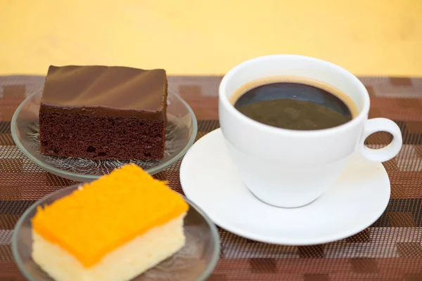 Une tasse de café et un gâteau de boulangerie — Photo