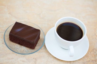 Bir fincan kahve ve çikolata kek