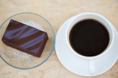 Bir fincan kahve ve çikolata kek