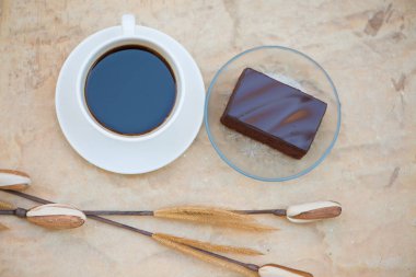 Bir fincan kahve ve çikolata kek