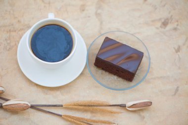 Bir fincan kahve ve çikolata kek