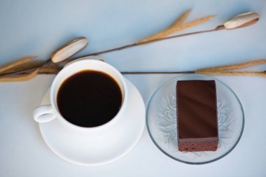 Bir fincan kahve ve çikolata kek