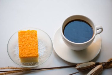 Bir fincan kahve ve altın konu pasta