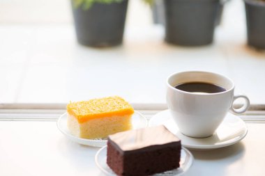 Bir fincan kahve ve çikolata ve altın konu pasta