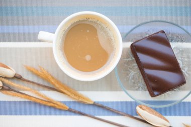 Bir fincan kahve ve çikolata kek