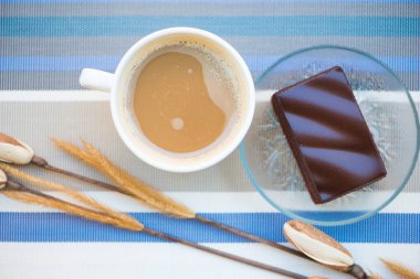 Bir fincan kahve ve çikolata kek