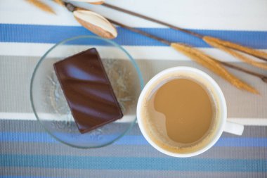 Bir fincan kahve ve çikolata kek