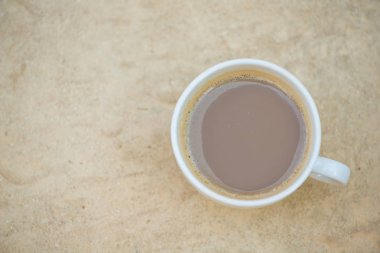 Beyaz fincanda sade kahve.