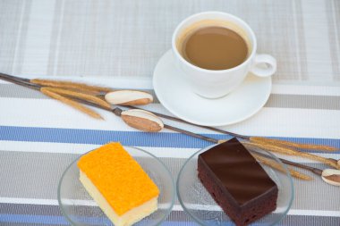 Çikolata ve altın konu pasta ve kahve