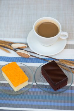 Çikolata ve altın konu pasta ve kahve