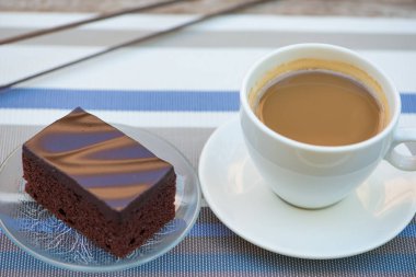 Bir fincan kahve ve çikolata kek