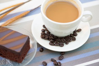 Bir fincan kahve ve çikolata kek