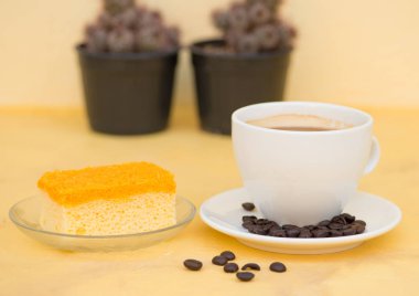 Bir fincan kahve ve altın konu pasta