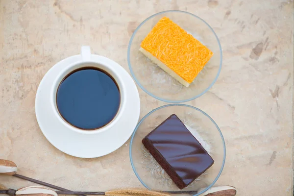 Eine Tasse Kaffee und Schokolade und Kuchen mit goldenen Fäden — Stockfoto