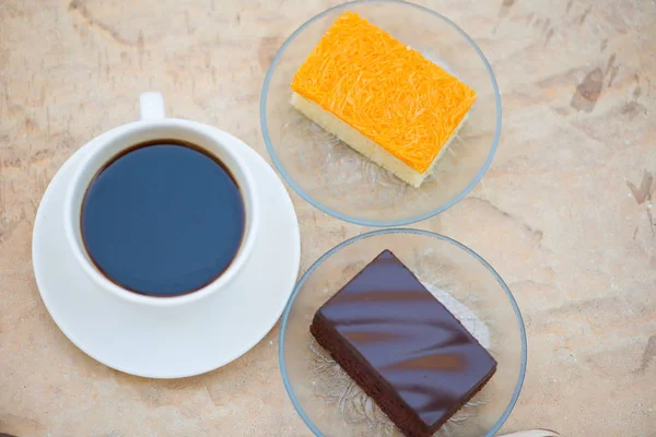 Une tasse de café et gâteau au chocolat et fils d'or — Photo