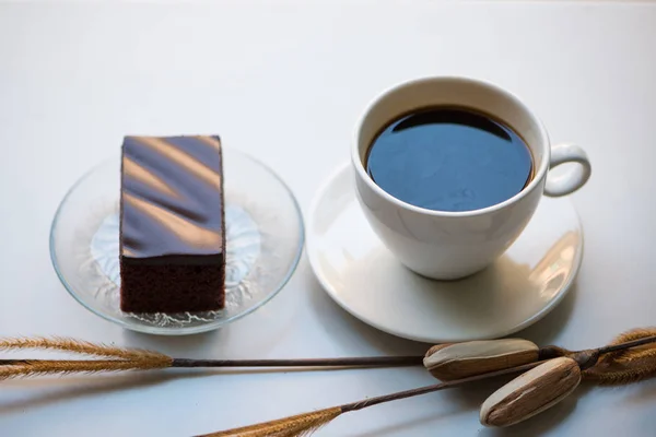 Une tasse de café et un gâteau au chocolat — Photo