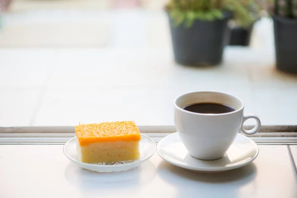 Uma xícara de café e bolo de fios dourados — Fotografia de Stock