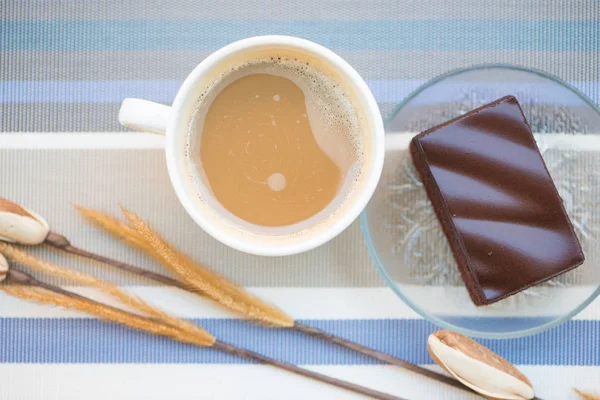Bir fincan kahve ve çikolata kek