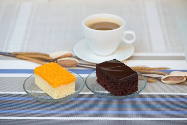 Çikolata ve altın konu kek ve bir bardak kahve arka plan