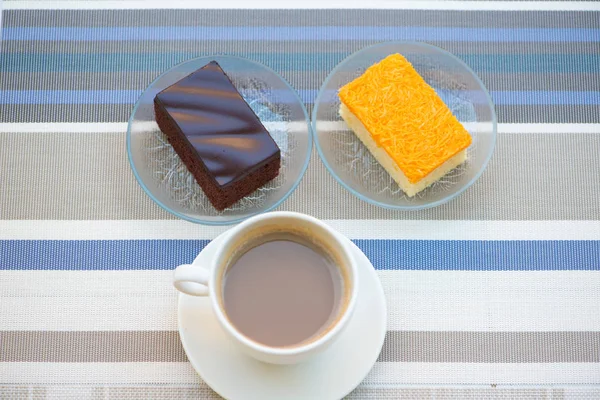 Bir fincan kahve ve çikolata ve altın konu pasta