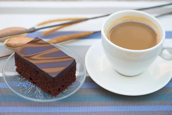 Une tasse de café et un gâteau au chocolat — Photo